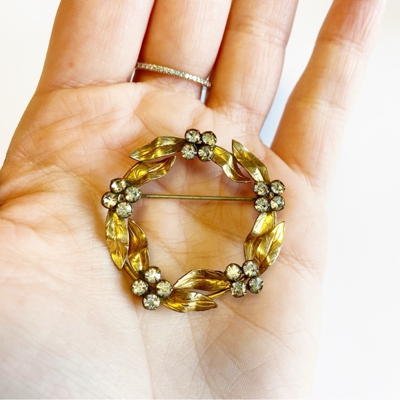 Vintage 12K Gold Filled Floral Wreath Brooch with Clear Rhinestones - Picture 4 of 5